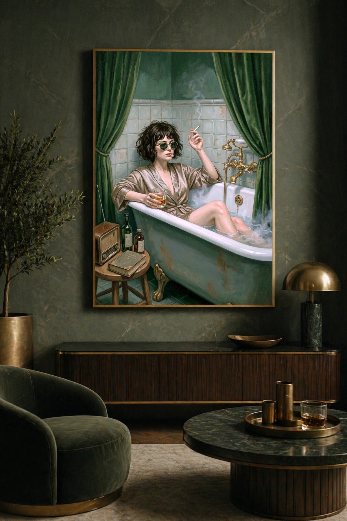 Vintage-inspiriertes Poster mit Frau in Badewanne, Sonnenbrille, Glas und Zigarette vor grünen Vorhängen in ruhiger, filmischer Szene. Wohnzimmerdeko