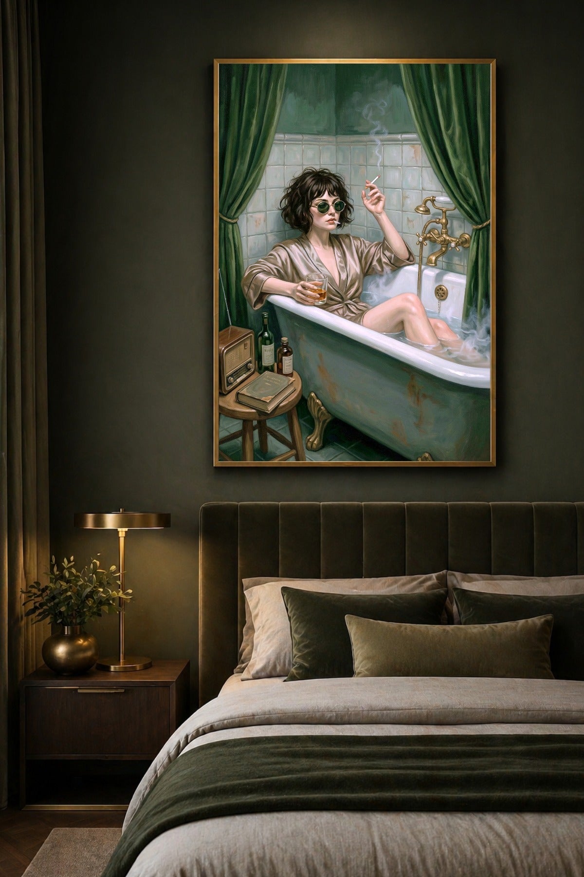 Filmisch inszeniertes Poster mit Frau in Badewanne, dunkler Sonnenbrille, Zigarette und Glas vor grünen Vorhängen im Vintage-Stil.