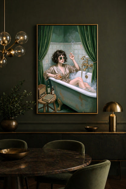 Feminine Bathroom Art Poster über Sideboard im Essbereich, Frau in grüner Vintage-Badewanne mit Glas, Zigarette und Messinglampe
