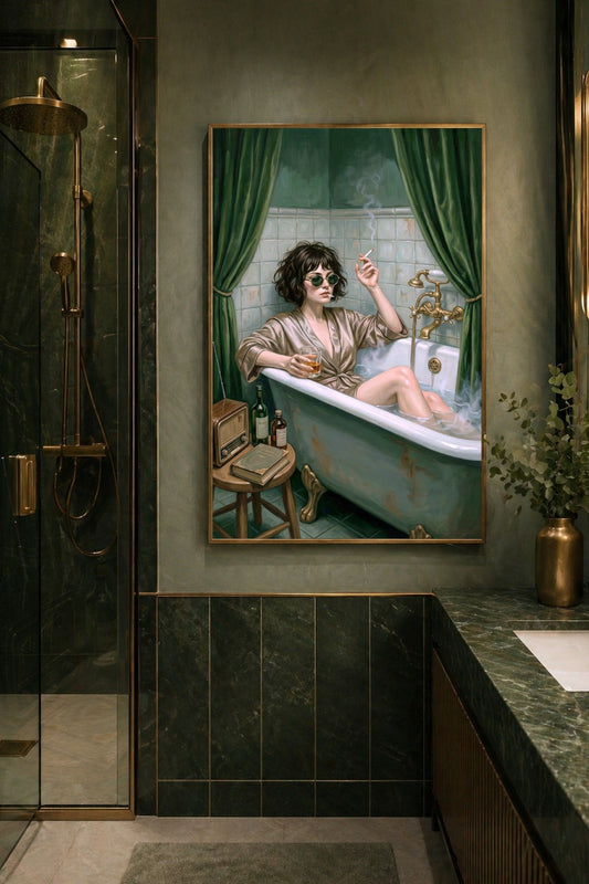 Gerahmtes Badezimmer Poster in dunklem Bad, Frau in Badewanne mit grünen Vorhängen, Vintage-Armatur und rauchiger Atmosphäre