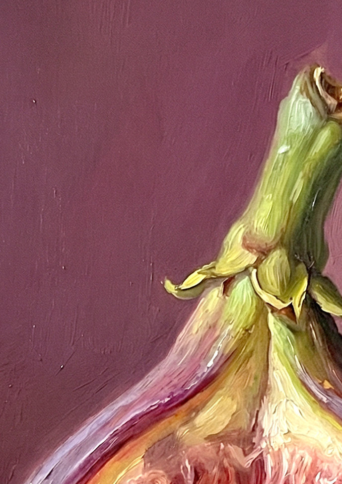 Detailsanciht. Edle digitale Wandkunst mit halbierter Feige im Ölgemälde-Stil, violetten Schattierungen und beerigen Tönen vor mauvefarbenem Hintergrund.