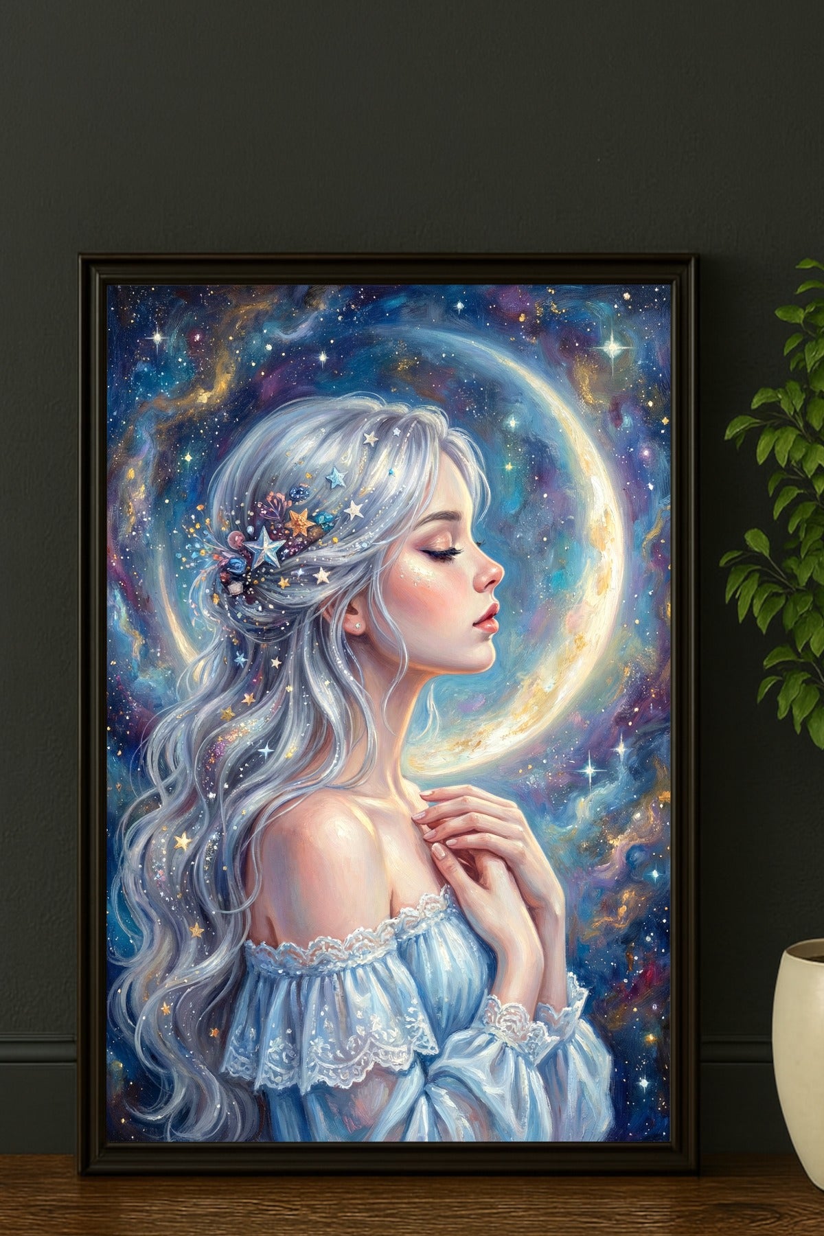 Ätherisches Wandbild einer jungen Frau im Profil mit silbernem Haar, umgeben von einem leuchtenden Mond und Sternen, gestaltet in intensiven blau-violetten Nachtfarben.