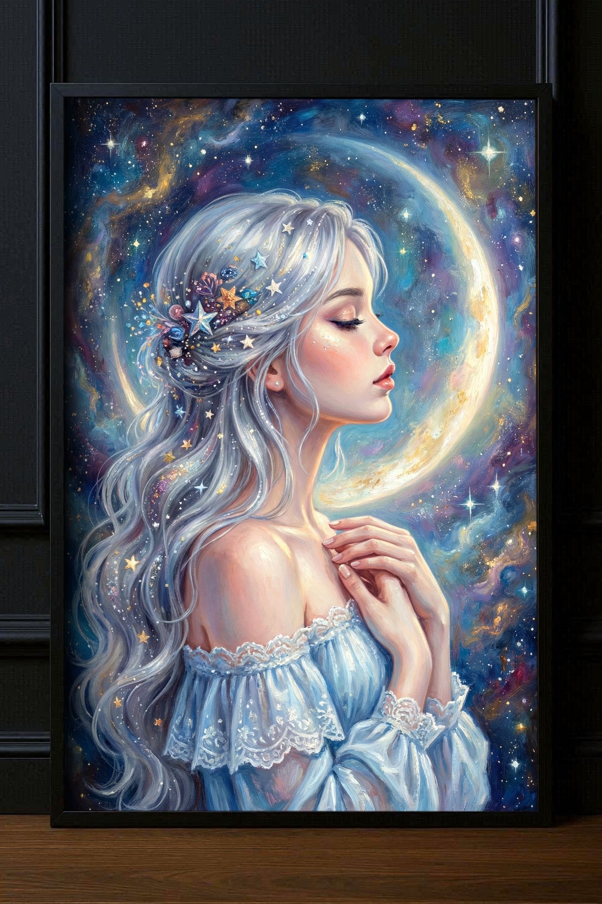 Gedrucktes Poster mit einem Mädchen im Profil vor einer leuchtenden Mondsichel, in Blau, Weiß und Gold, romantisch und spirituell gestaltet.