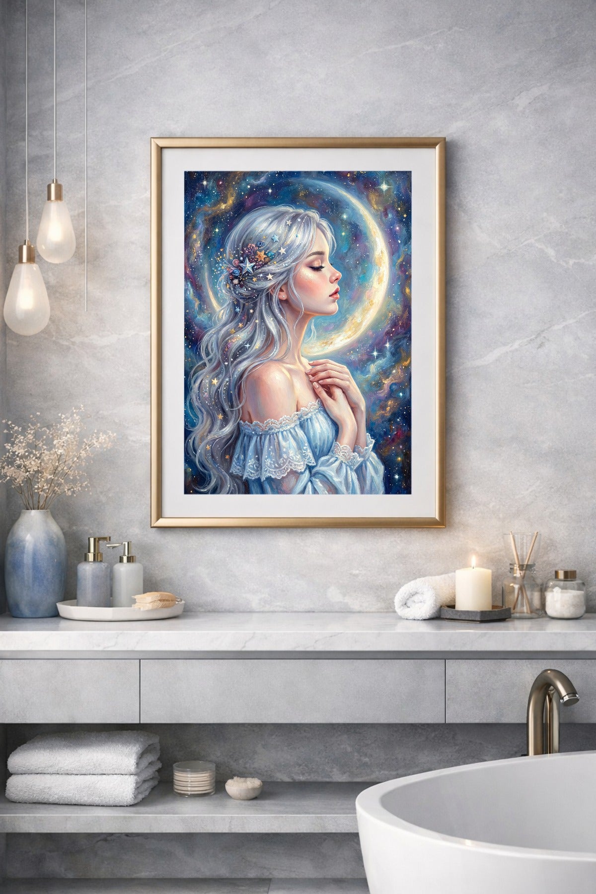 Ästhetisches Frauenportrait im Profil mit silbernem Haar, leuchtendem Mond und Sternenhimmel in dunkler blau-violetter Nachtstimmung. Das Poster ist in einem Bilderrahmen und hängt in einem Badezimmer an der Wand.