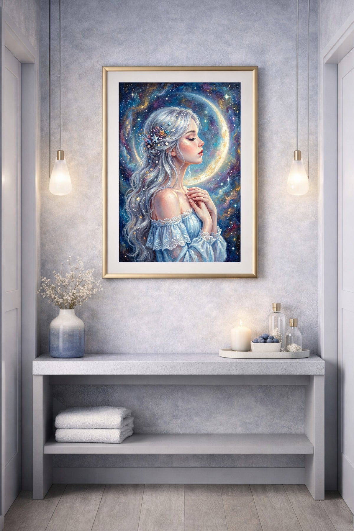 Digitales Fantasy-Wandbild mit junger Frau im Profil, silbernem Haar, strahlendem Mond und Sternen in intensiven Nachtfarben. Das digitale Poster hängt gedruckt und gerahmt an einer Wand im Flur.