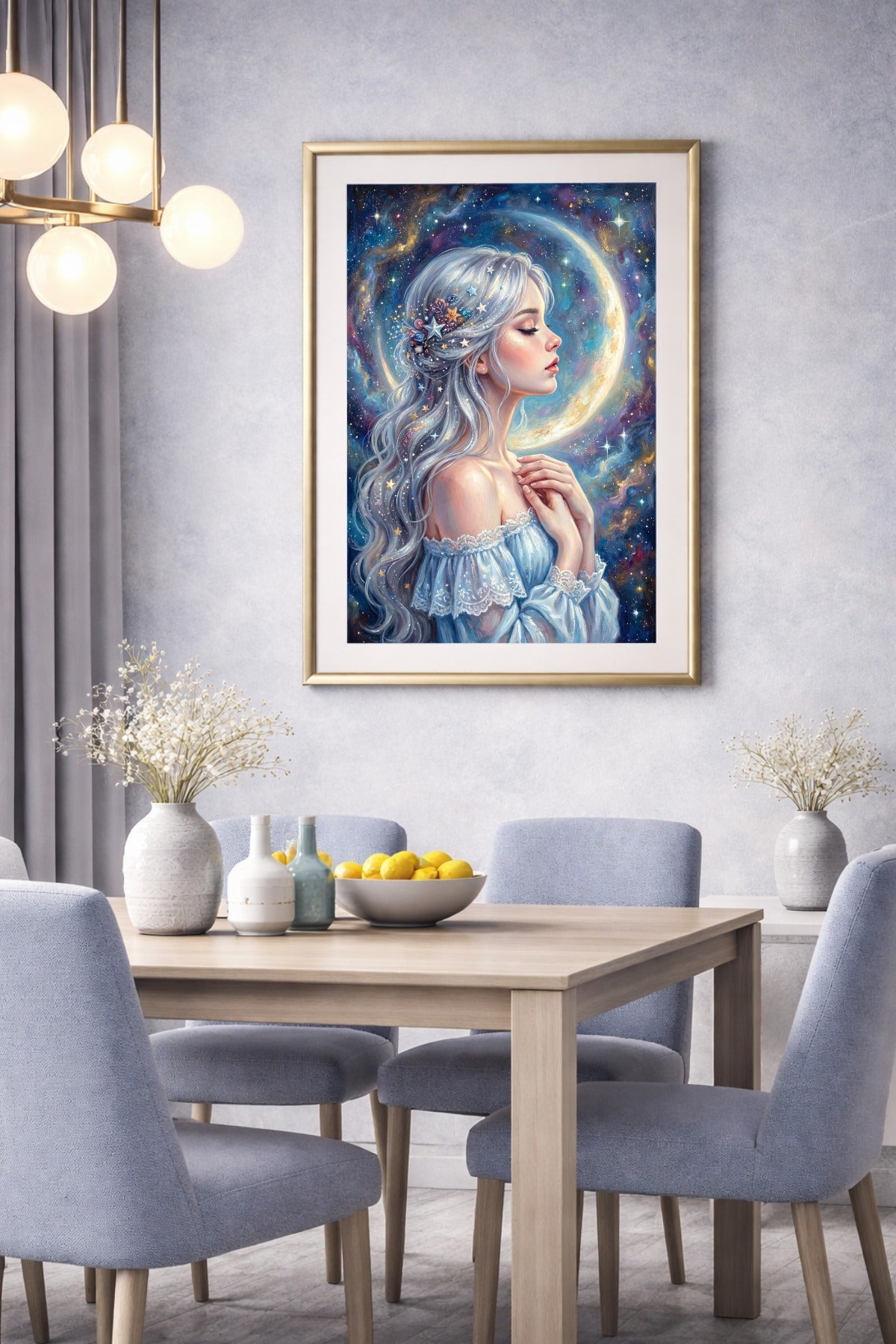 Digitales Frauenportrait im Profil mit silbernem Haar, umgeben von Mondlicht und Sternen in einer nächtlichen Farbwelt aus Blau und Violett. Bild hängt gerahmt in einem Esszimmer.