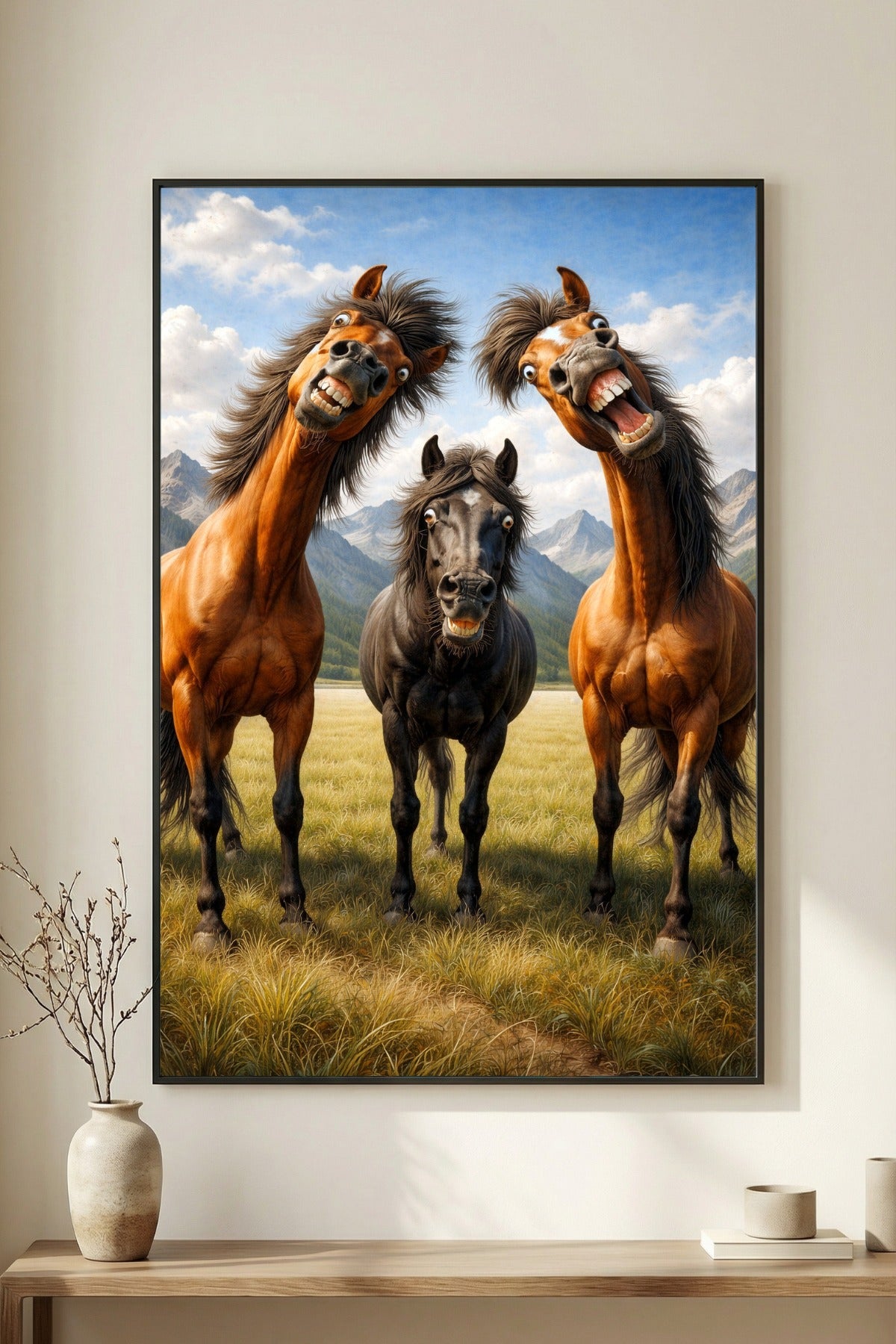 Digitales Pferde-Wandbild mit drei lustigen, expressiven Pferden vor Berglandschaft im Vintage-Stil, ideal für humorvolle Wohnraumdeko oder Geschenke.