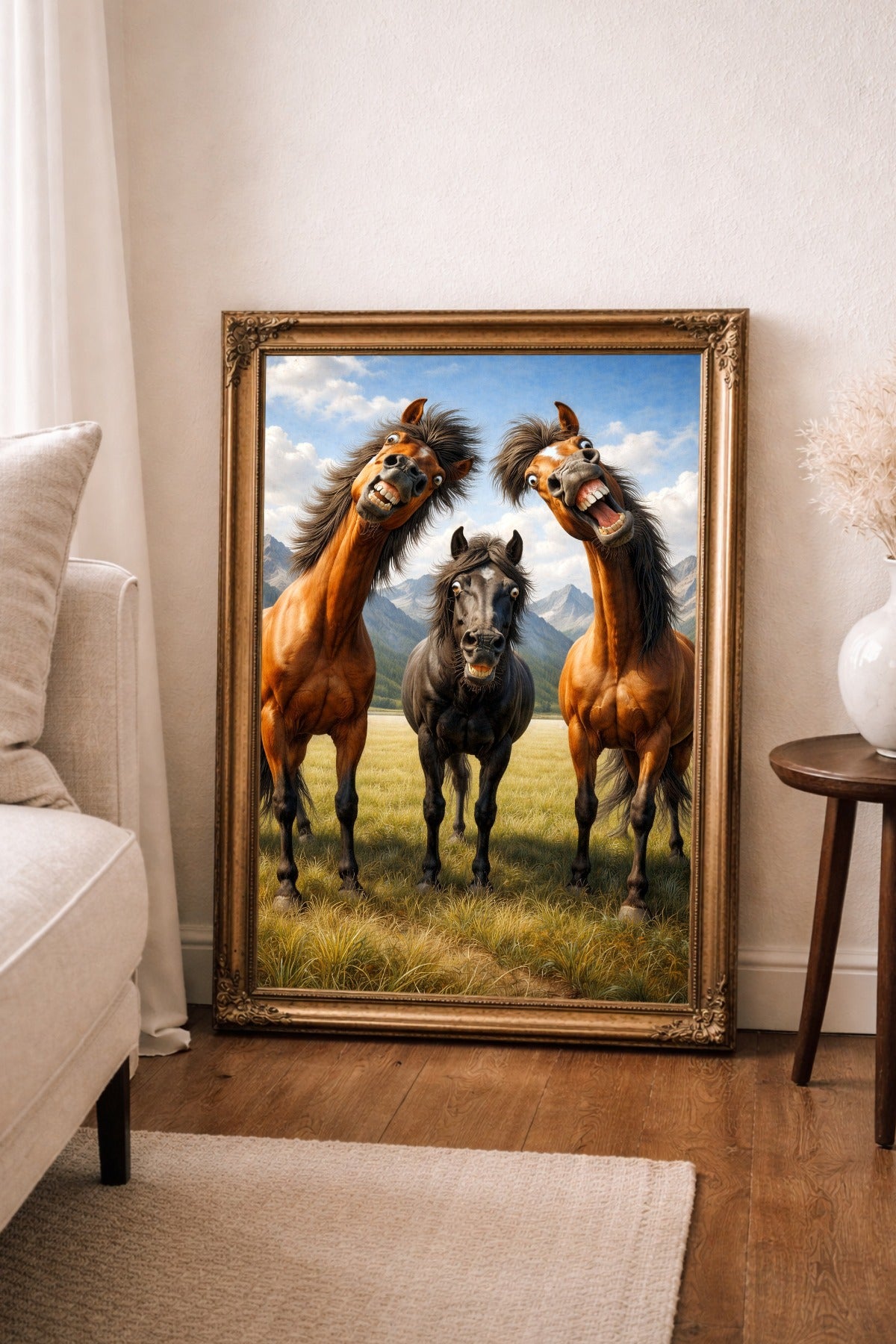 Digitales Pferde-Wandbild mit drei lustigen, expressiven Pferden vor Berglandschaft im Vintage-Stil, ideal für humorvolle Wohnraumdeko oder Geschenke.
