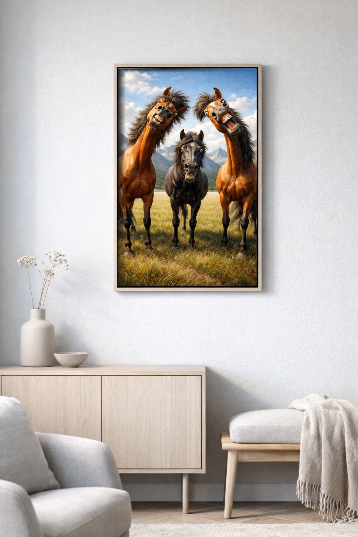Digitales Pferde-Wandbild mit drei lustigen, expressiven Pferden vor Berglandschaft im Vintage-Stil, ideal für humorvolle Wohnraumdeko oder Geschenke.