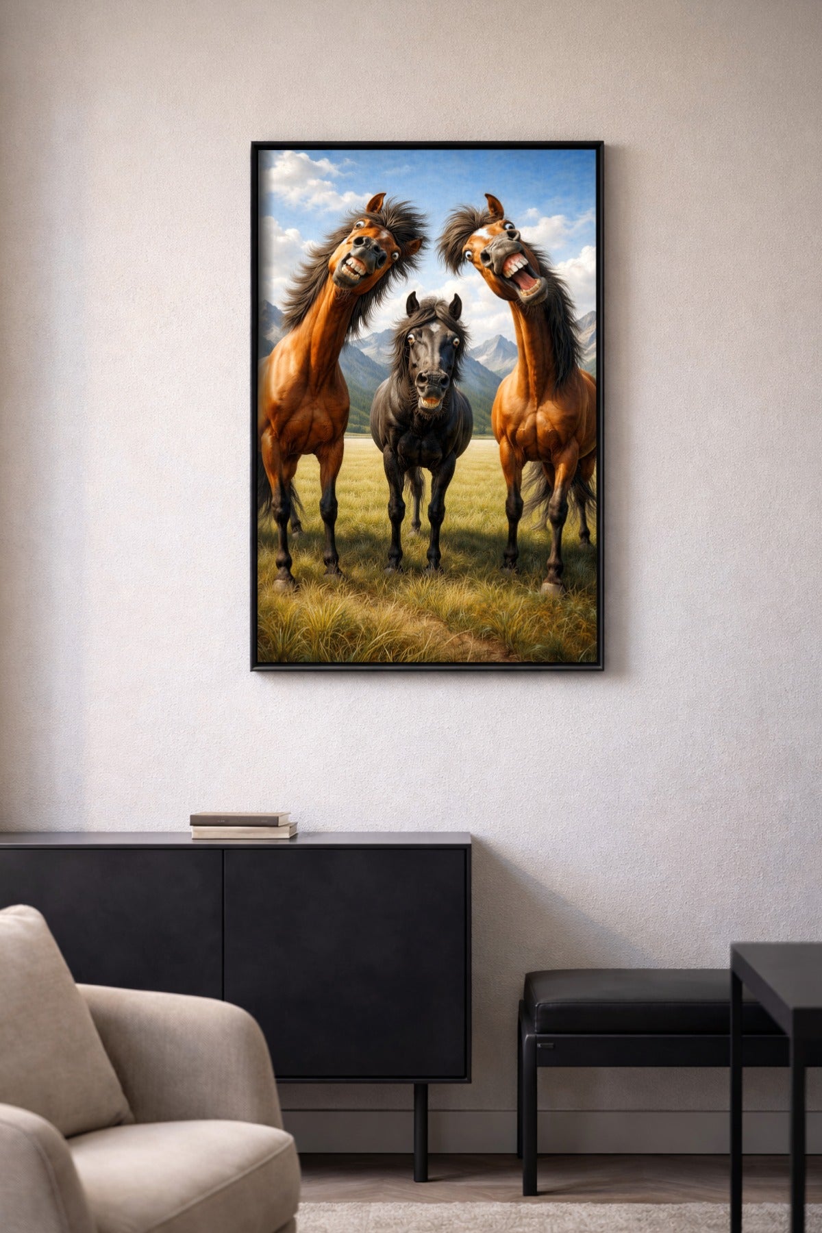 Digitales Pferde-Wandbild mit drei lustigen, expressiven Pferden vor Berglandschaft im Vintage-Stil, ideal für humorvolle Wohnraumdeko oder Geschenke.
