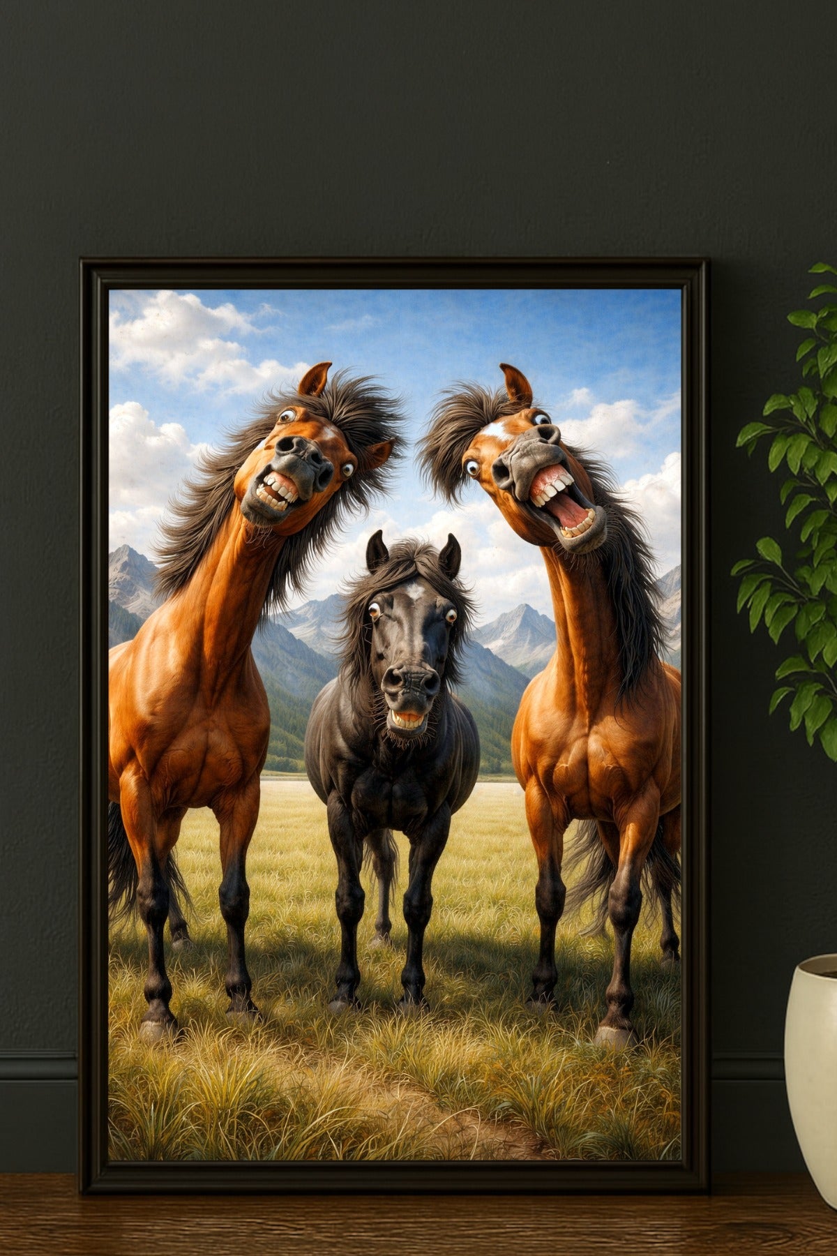 Digitales Pferde-Wandbild mit drei lustigen, expressiven Pferden vor Berglandschaft im Vintage-Stil, ideal für humorvolle Wohnraumdeko oder Geschenke.