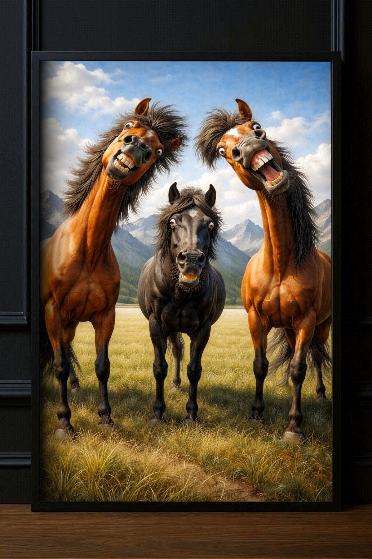 Humorvolles Pferde Poster im Hochformat mit drei Pferden auf einer Wiese, witzigen Grimassen, Berglandschaft und blauem Himmel.