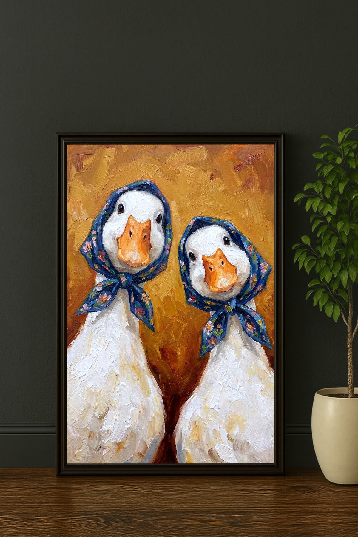 Zwei weiße Gänse mit blauen Blumentüchern vor ockerfarbenem Hintergrund, gemalt im Ölgemälde-Stil als humorvolle Wandkunst.