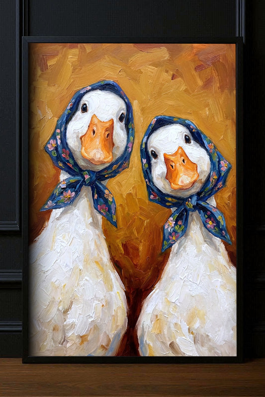 Großes Wandbild mit zwei weißen Gänsen in dunkelblauen Blumentüchern vor warmem Ocker-Hintergrund, als gedrucktes Poster im Farmhouse Stil