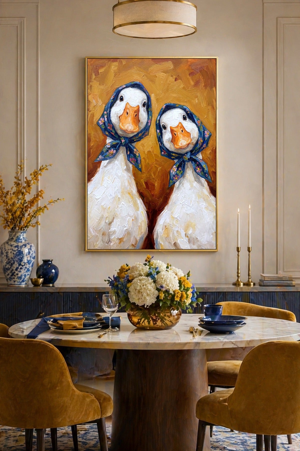 Tierportrait im Ölgemälde-Stil mit zwei weißen Gänsen, blauen Blumentüchern und warmem ockerfarbenem Hintergrund.