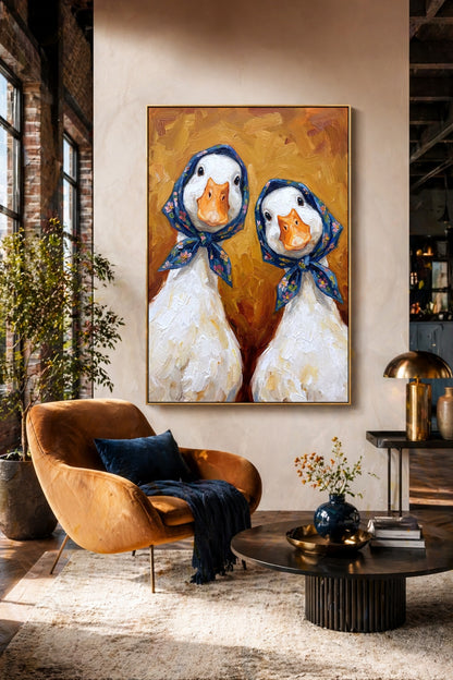 Witzige Wandkunst mit zwei weißen Gänsen, blauen Blumentüchern und malerischem ockerfarbenem Hintergrund im Ölgemälde-Stil.