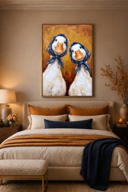 Humorvolles Wandbild mit zwei weißen Gänsen in blauen Blumentüchern vor warmem ockerfarbenem Hintergrund, gemalt in Öloptik.