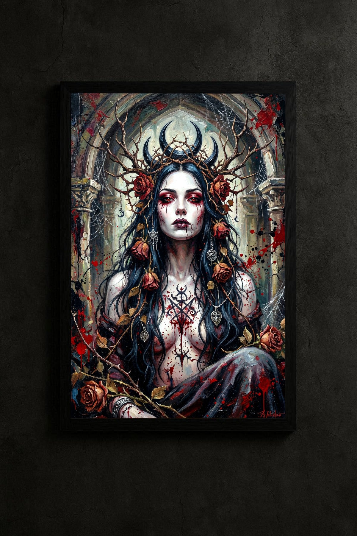 Hochformatiges digitales Wandbild einer düsteren Frau mit schwarzen Haaren, roten Augen, Geweih, Rosen und Spinnweben in gotischer Umgebung. Hängt gerahmt an schwarzer Wand