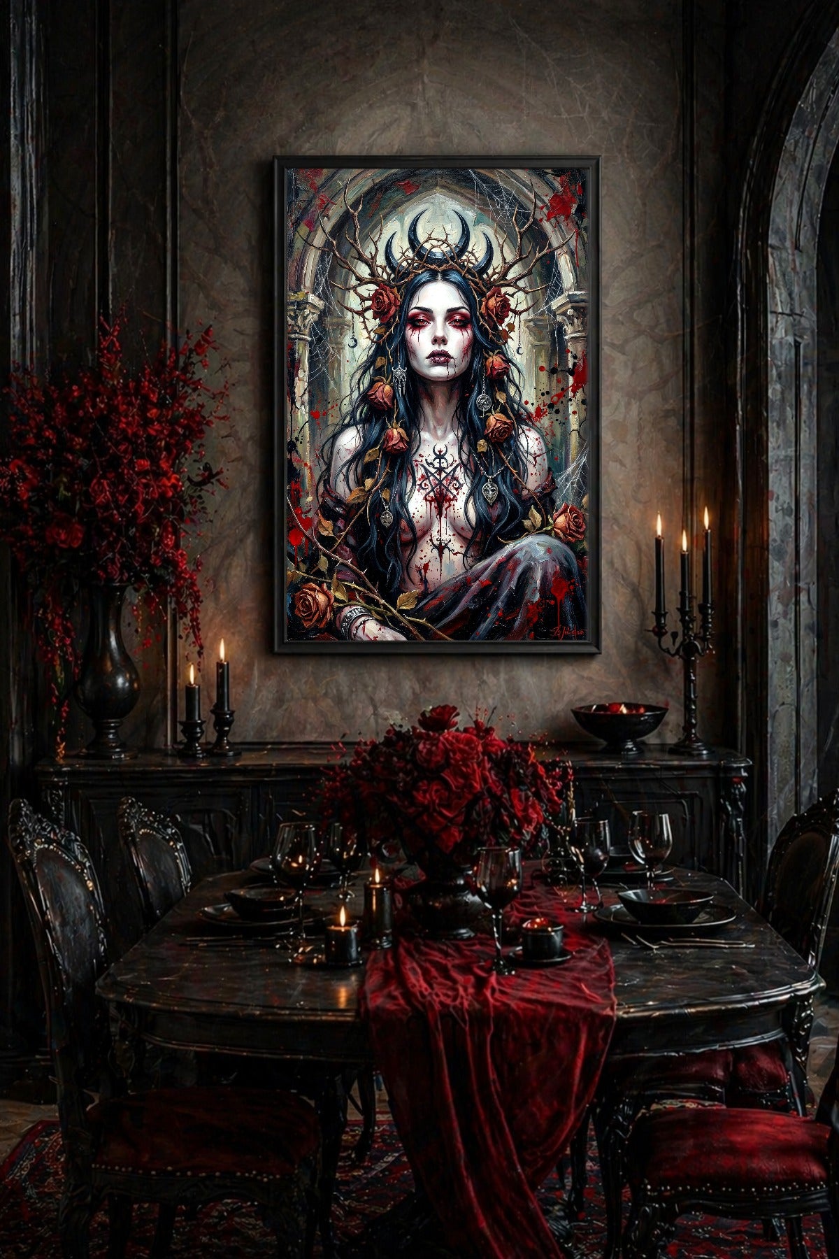 Düsteres digitales Poster im Hochformat mit Gothic-Frau, schwarzem Haar, roten Augen, Geweih und Rosen vor ruinenhafter Kulisse mit Spinnweben. Hängt gerahmt als Wandbild in einem Esszimmer.
