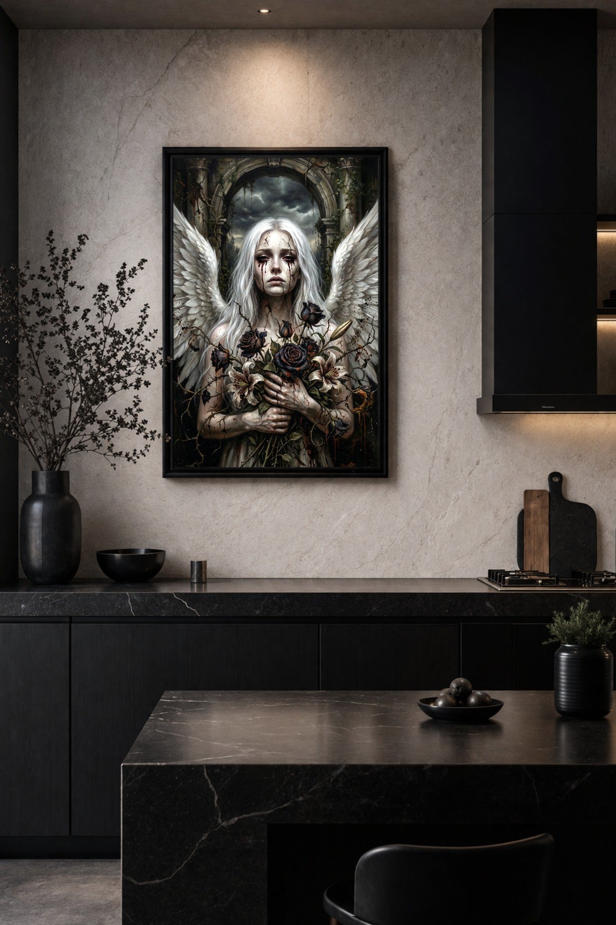 Dark Art Illustration eines weißen Engels mit großen Flügeln, dunklen Rosen und steinerner Ruinenkulisse als mystische Wanddeko im Gothic-Stil. Küchendeko.
