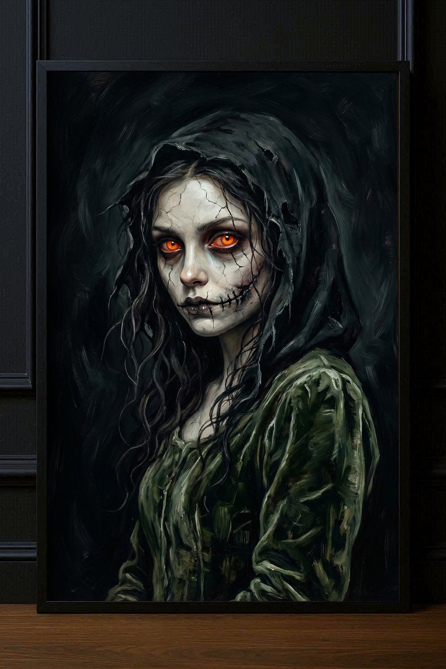 Hochwertiger Kunstdruck eines Gothic-Porträts auf mattem Papier mit einer Frau in schwarzer Kapuze und leuchtend orangefarbenen Augen.