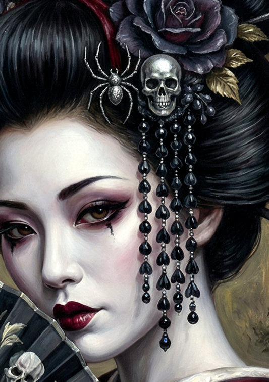 Detalsansicht. Gothic Geisha mit schwarzem Fächer, roten Augen, Totenschädeln im Haarschmuck und rot-schwarzem Kimono in düsterem Innenraum.