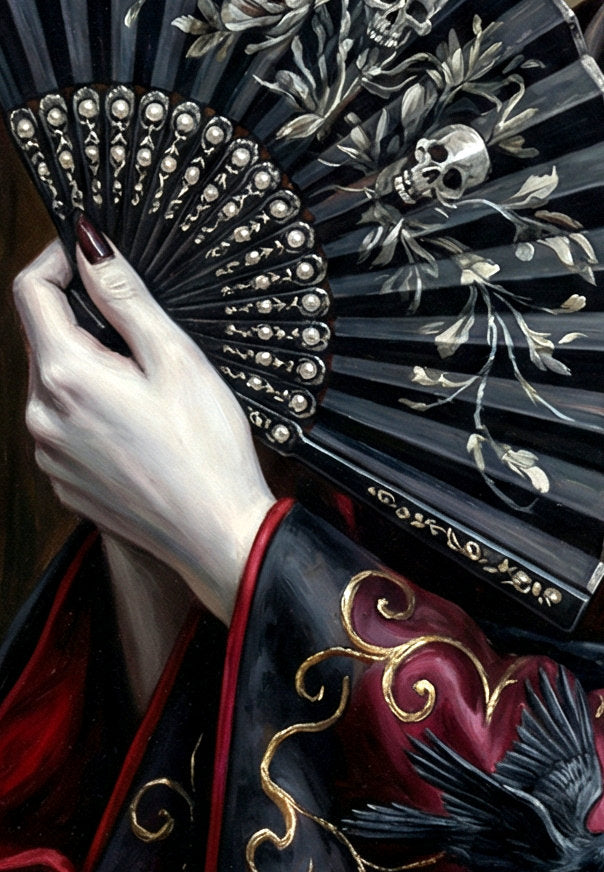 Detailsansicht. Digitales Gothic-Portrait einer Geisha mit roten Augen, schwarzem Fächer, Schädel-Haarschmuck und rot-schwarzem Kimono vor dunkler Kulisse.