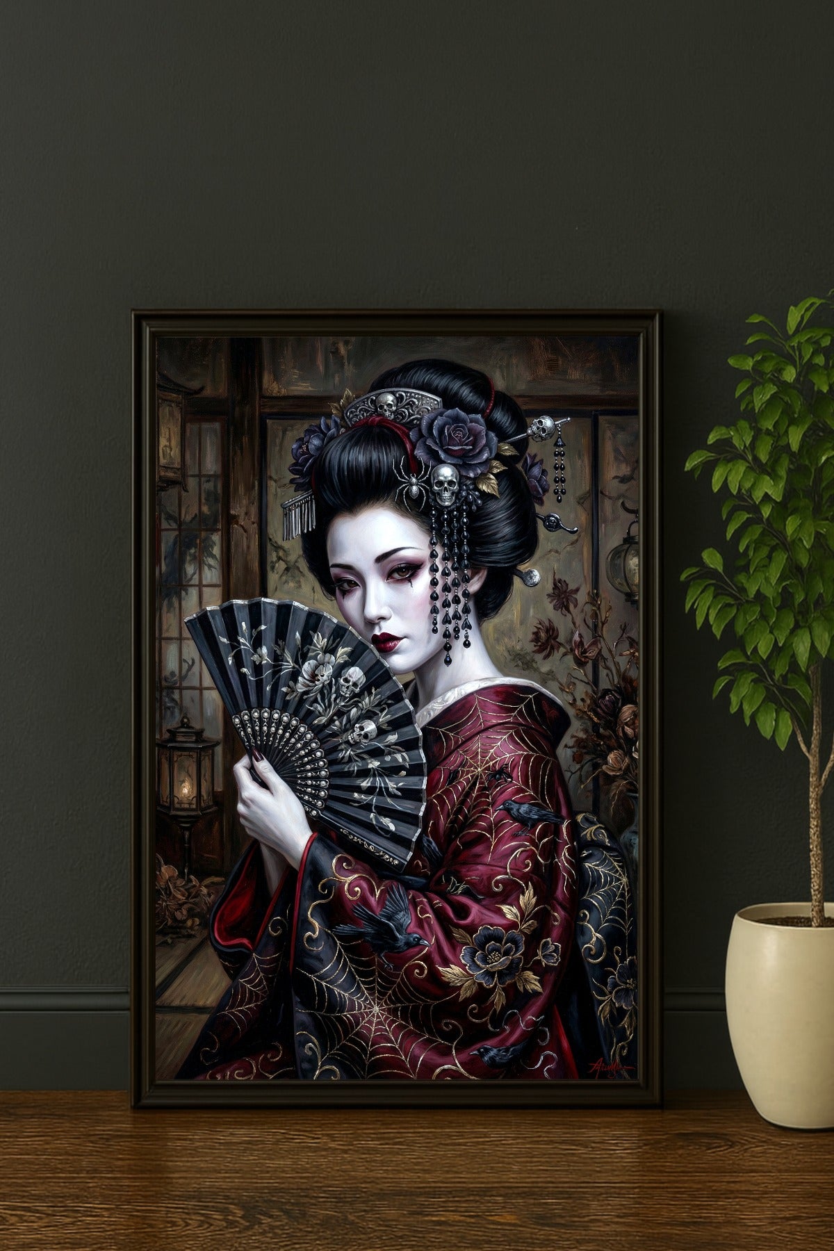Gothic Geisha mit schwarzem Fächer, roten Augen, Totenschädel-Haarschmuck und rot-schwarzem Kimono in dunklem Innenraum.