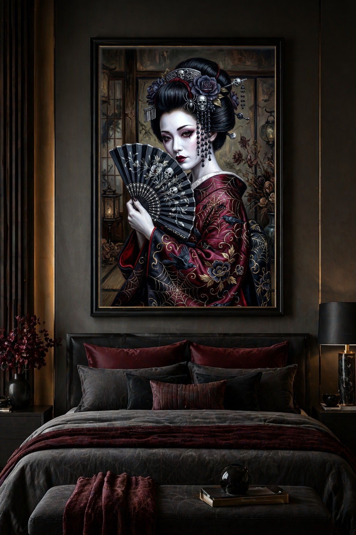Bild für Schlafzimmer. Gothic Geisha als digitales Wandbild mit schwarzen Haaren, rotem Blick, schwarzem Fächer und rot-schwarzem Kimono in geheimnisvoller Innenraumszene.