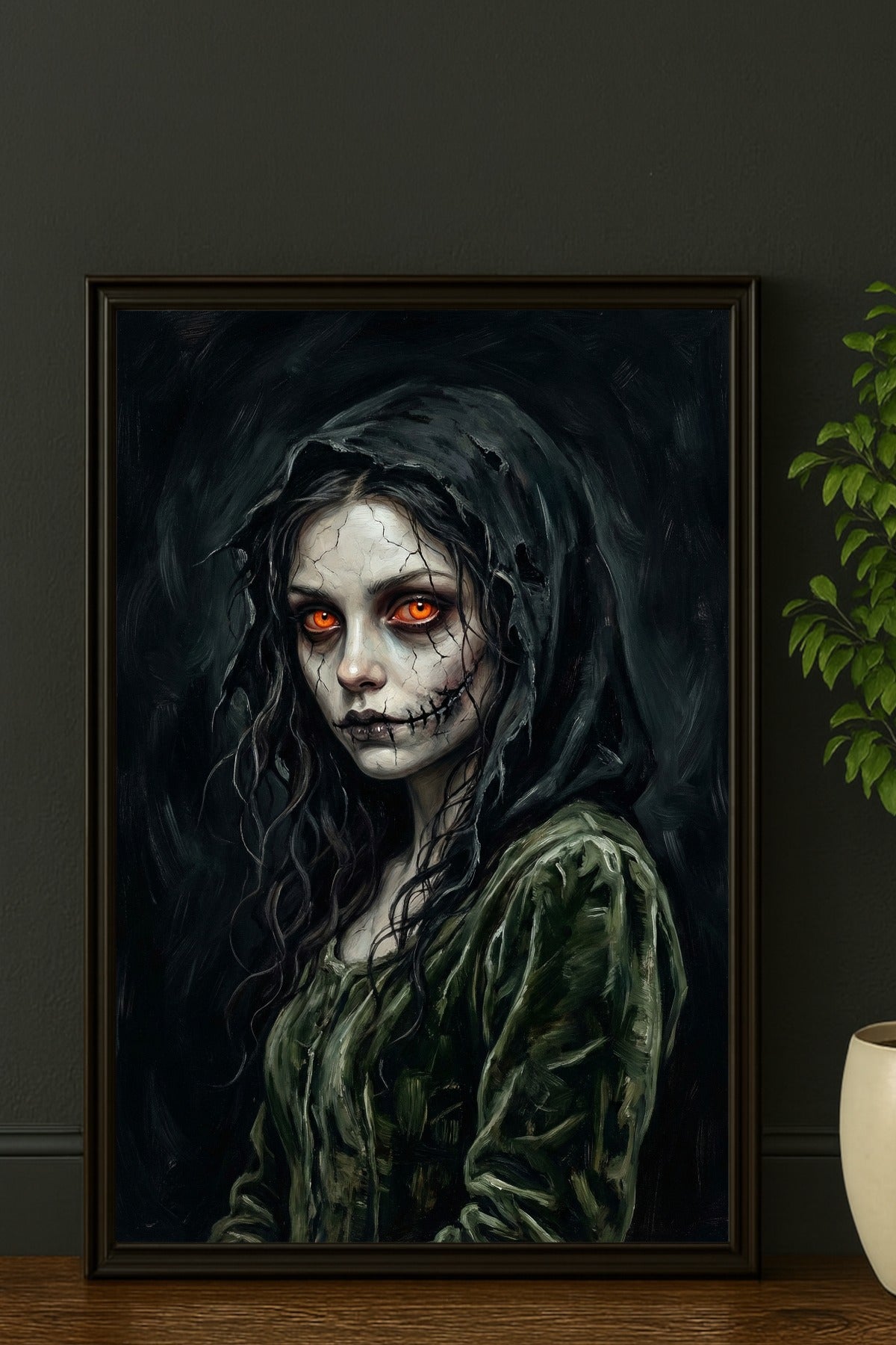 Düsteres Gothic Wandbild einer Frau mit rissiger Haut, schwarzer Kapuze und orange leuchtenden Augen im Dark-Fantasy-Stil.
