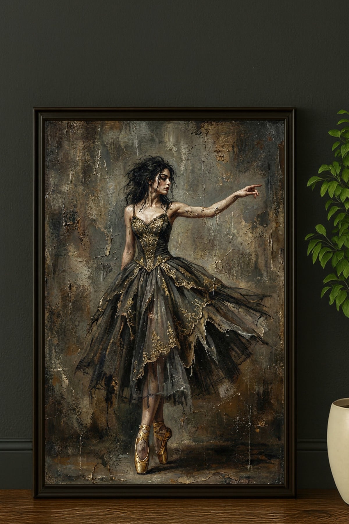 Digitales Grunge Poster mit Ballerina auf Spitze in dunklem Kleid mit goldenen Details vor rauer Wand im Dark-Academy-Stil