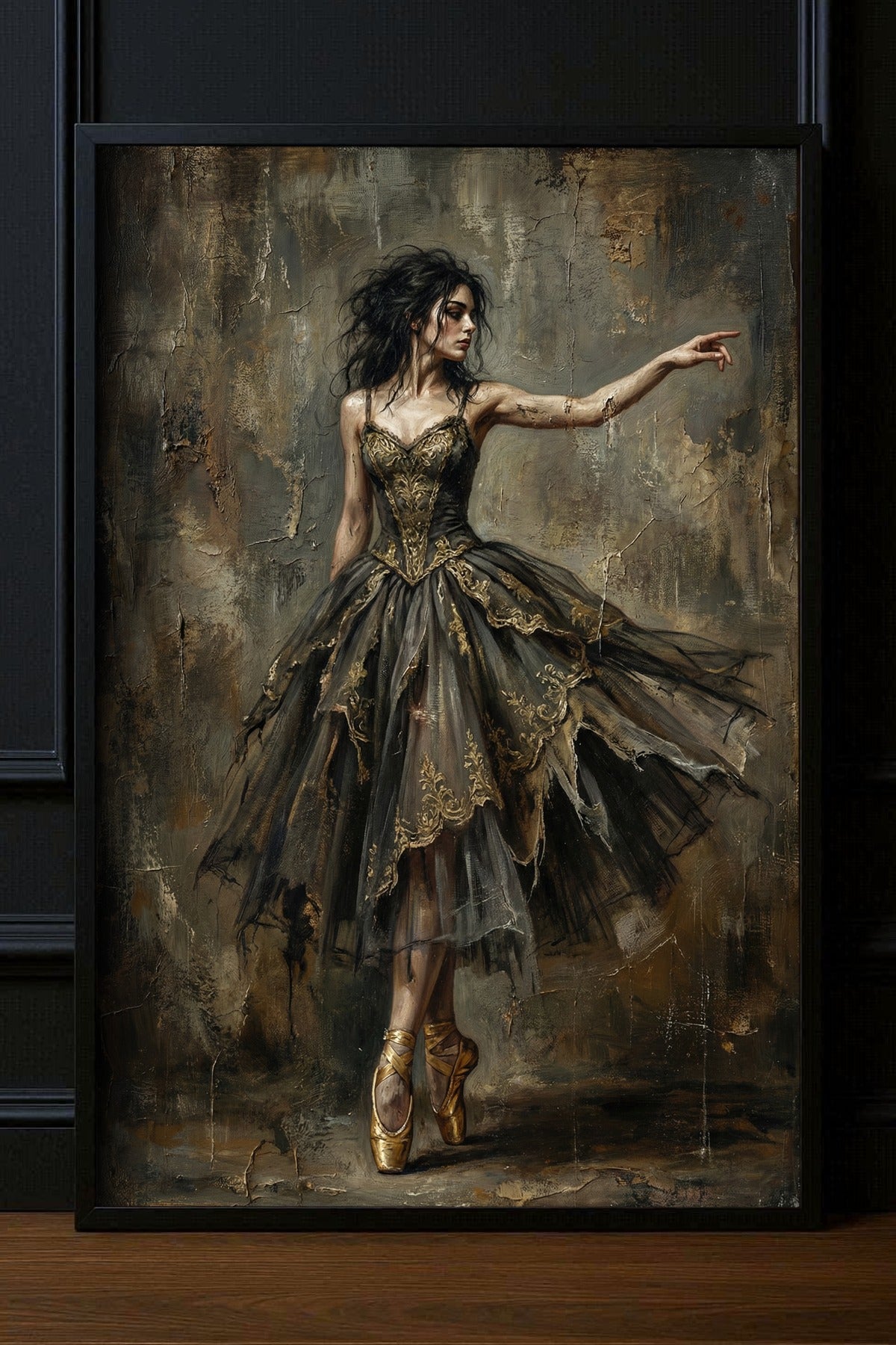 Hochwertiger Kunstdruck einer Ballerina en pointe; sie trägt ein dunkles, verziertes Kleid vor einer rauen, strukturierten Wand im Moody-Dark-Academy-Stil.
