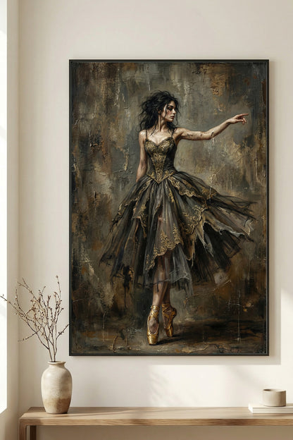 Hochwertiger Kunstdruck einer Ballerina en pointe; sie trägt ein dunkles, verziertes Kleid vor einer rauen, strukturierten Wand im Moody-Dark-Academy-Stil.