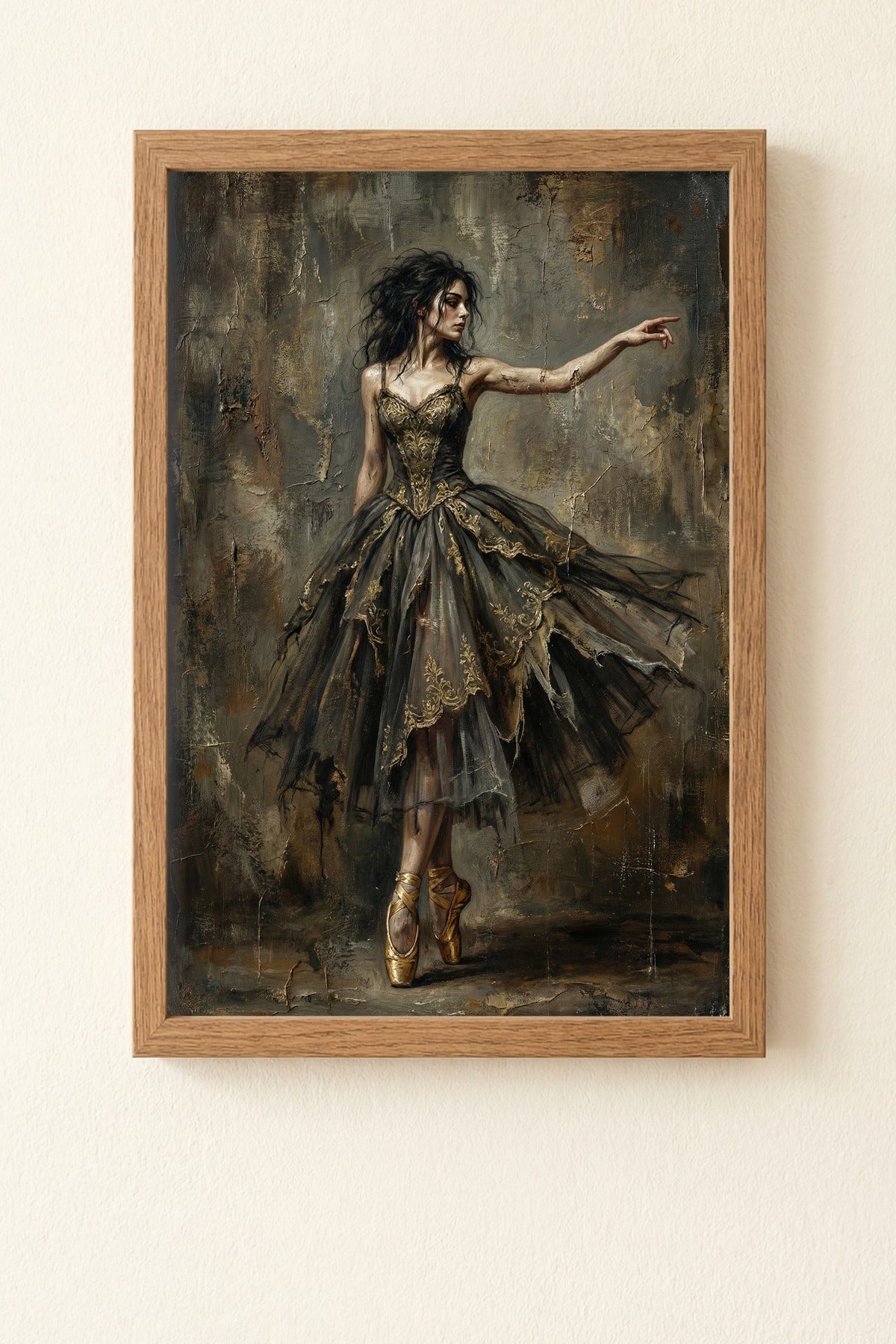 Hochwertiger Kunstdruck einer Ballerina en pointe; sie trägt ein dunkles, verziertes Kleid vor einer rauen, strukturierten Wand im Moody-Dark-Academy-Stil.