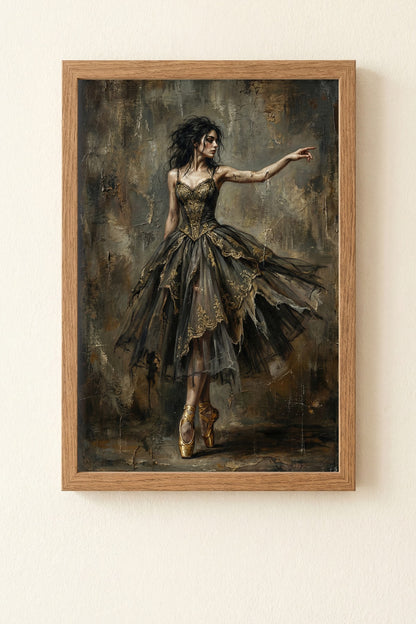 Hochwertiger Kunstdruck einer Ballerina en pointe; sie trägt ein dunkles, verziertes Kleid vor einer rauen, strukturierten Wand im Moody-Dark-Academy-Stil.