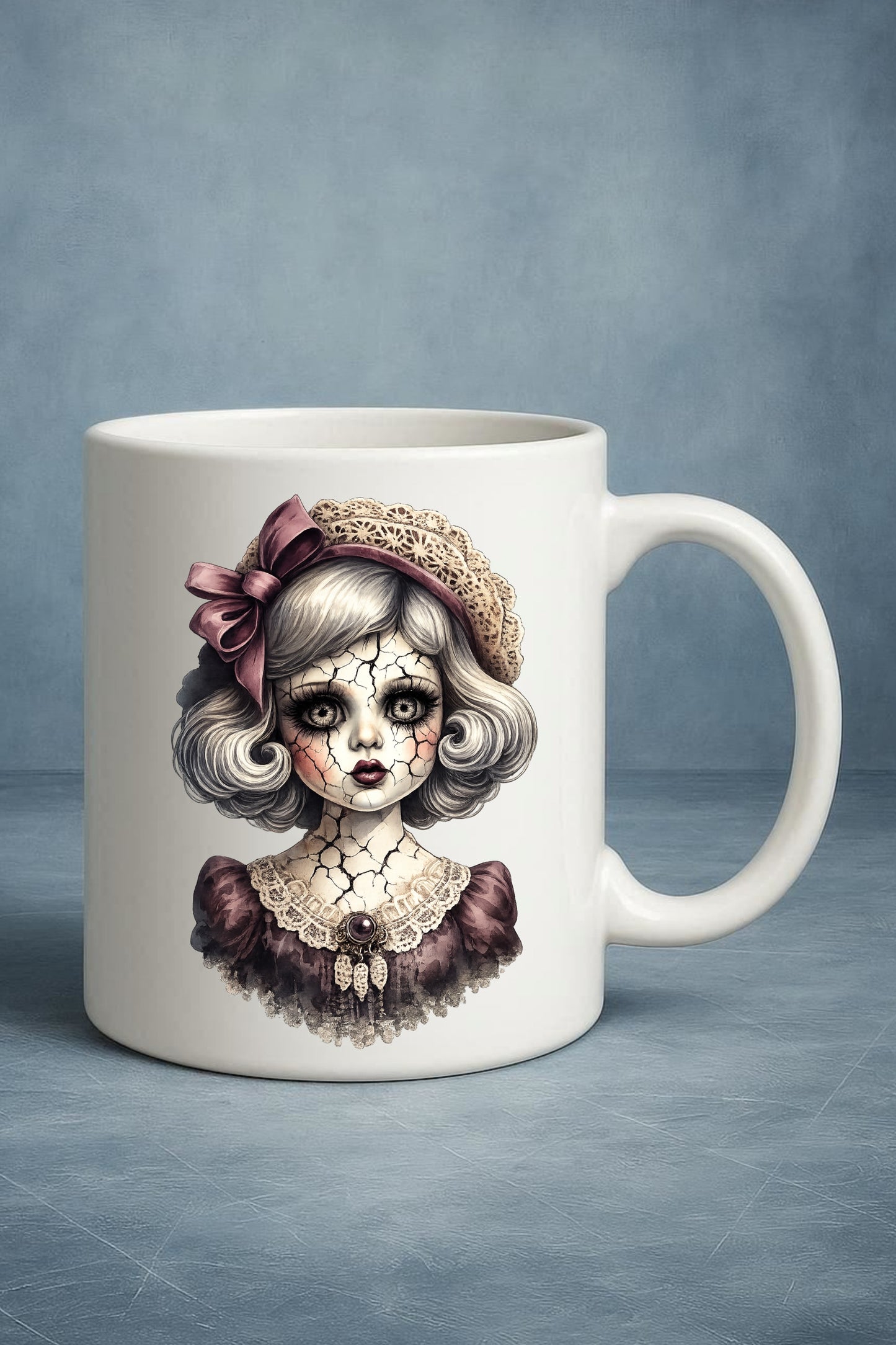 Haunted Doll Clipart – rissige Vintage-Porzellanpuppe mit großer bordeauxfarbener Schleife, Spitzenhaube und dunklem Kleid als PNG mit transparentem Hintergrund