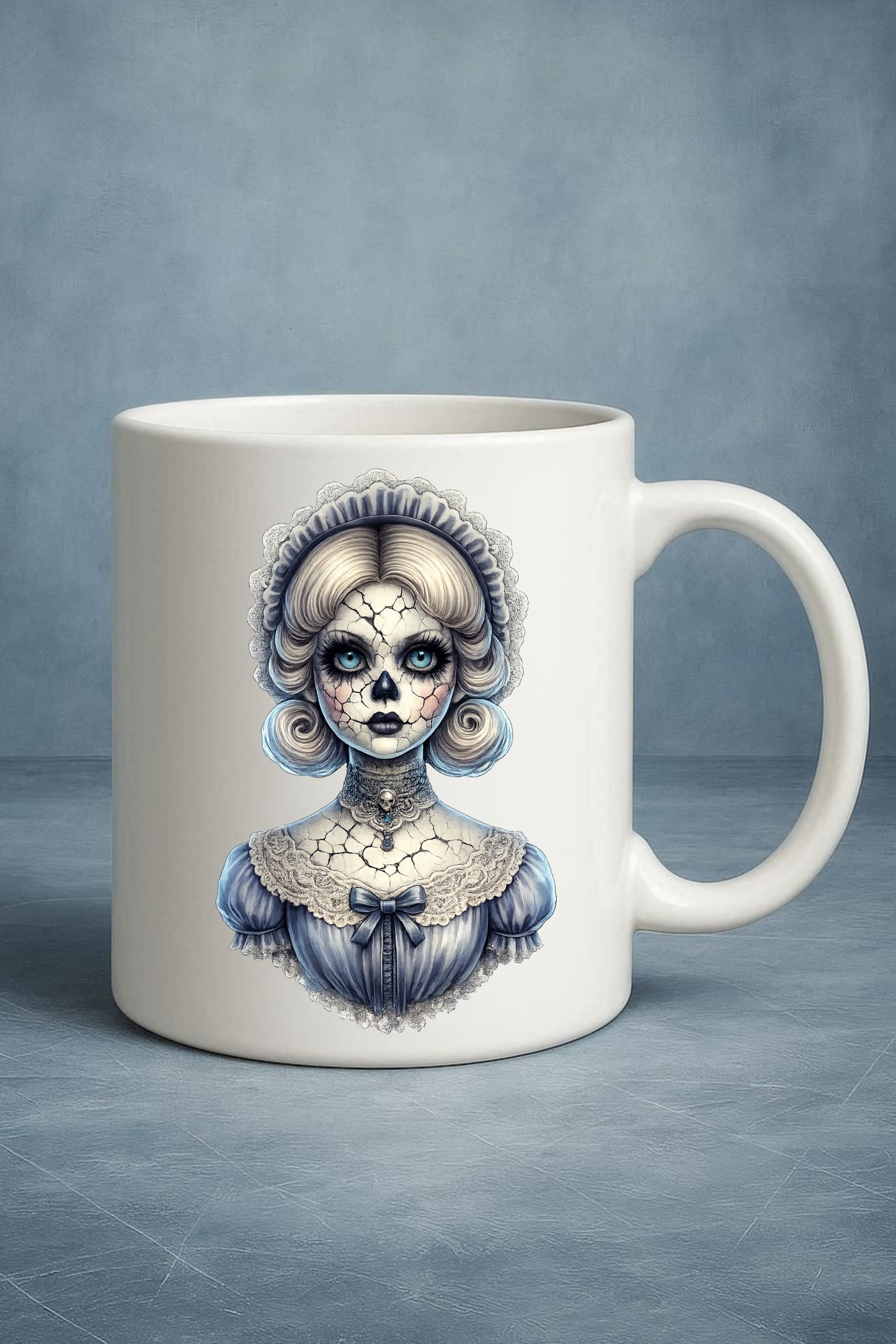 Haunted Skull Doll Clipart – rissige Porzellanpuppe mit eisblauen Augen, Skull-Gesicht, Spitzenhaube und hellblauem Kleid als PNG mit transparentem Hintergrund