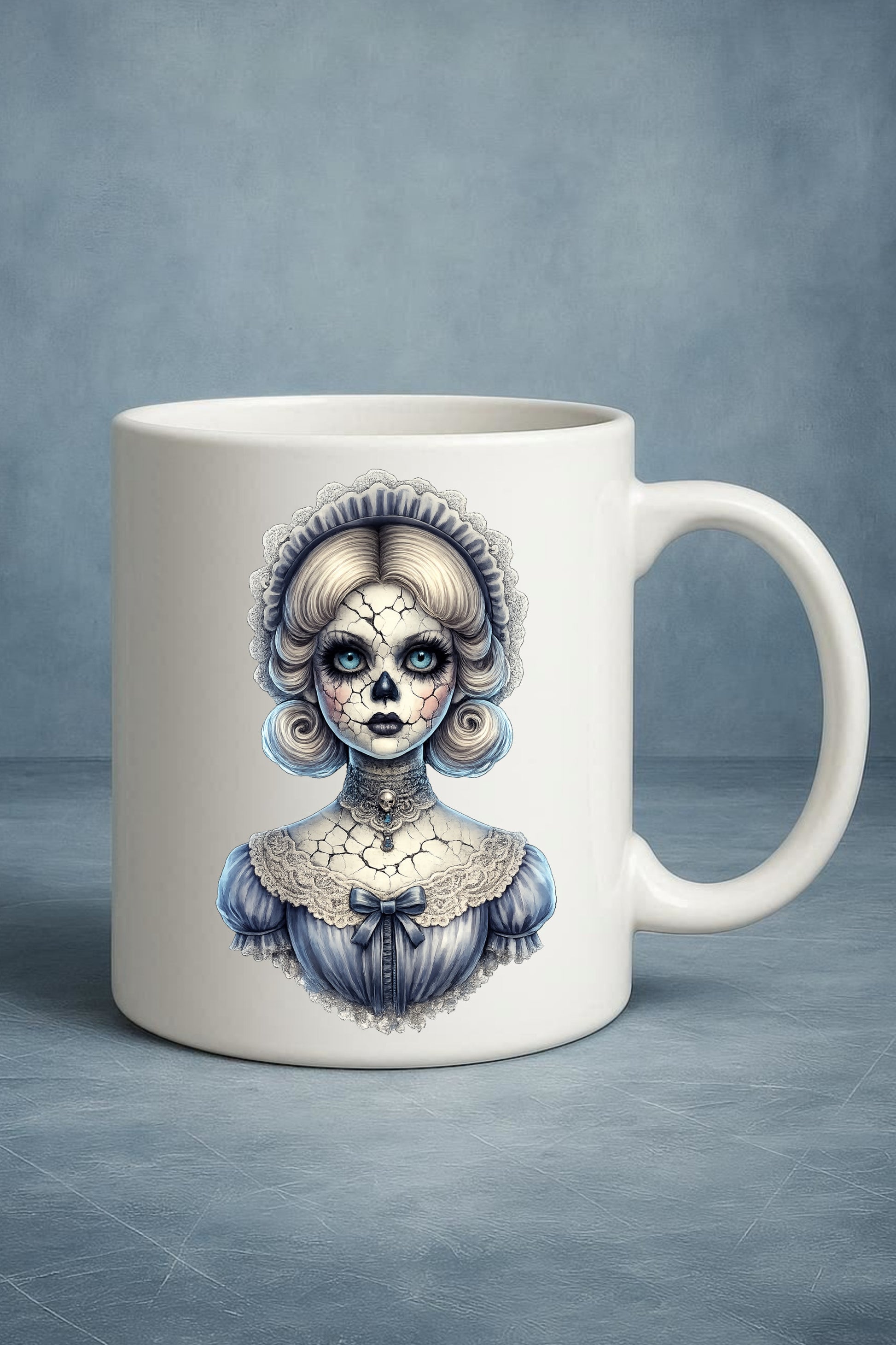 Haunted Skull Doll Clipart – rissige Porzellanpuppe mit eisblauen Augen, Skull-Gesicht, Spitzenhaube und hellblauem Kleid als PNG mit transparentem Hintergrund