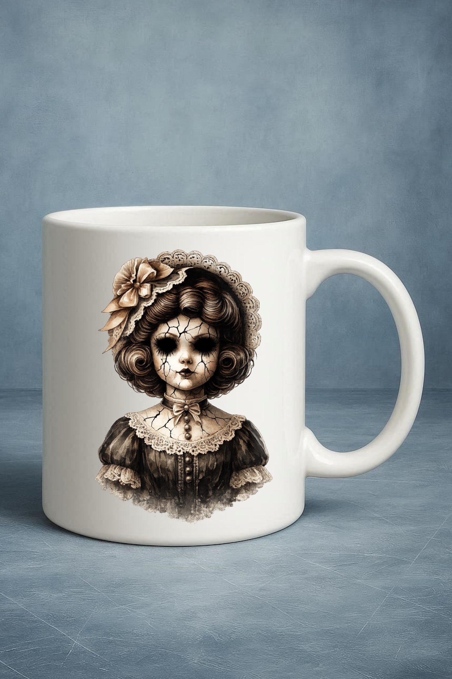 Haunted Doll Clipart – rissige Sepia-Porzellanpuppe mit großer Blüte im Haar, Perlenketten und Spitzenkleid als PNG mit transparentem Hintergrund