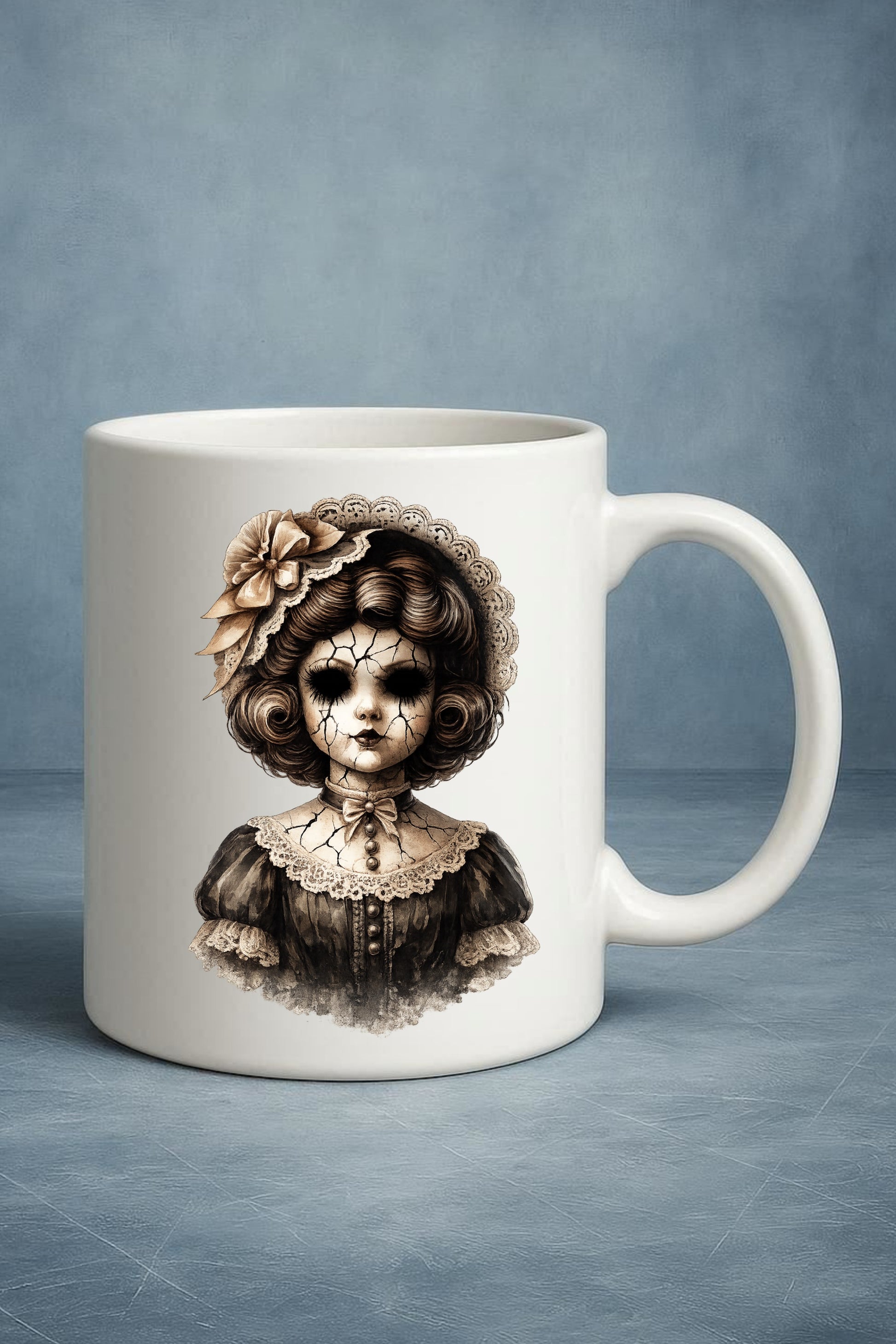 Haunted Doll Clipart – rissige Sepia-Porzellanpuppe mit großer Blüte im Haar, Perlenketten und Spitzenkleid als PNG mit transparentem Hintergrund