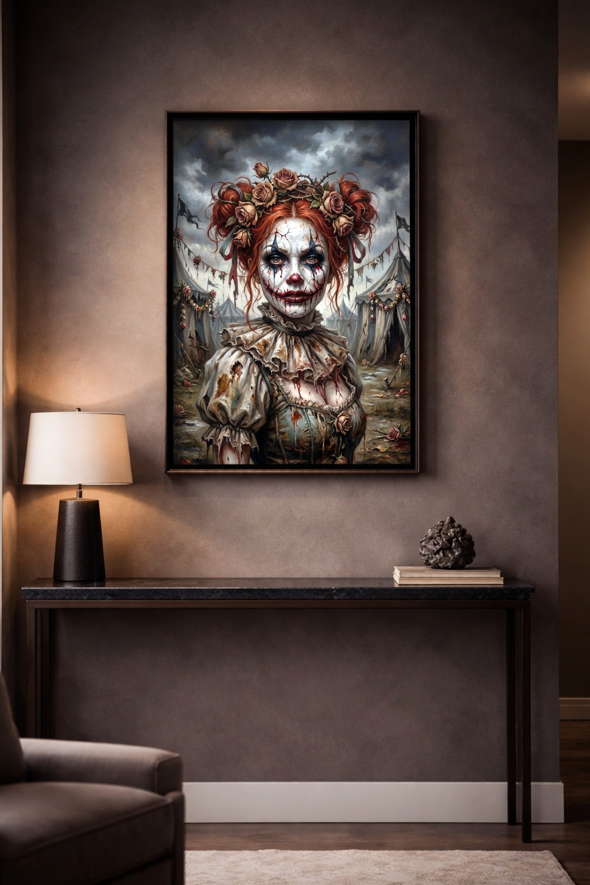 Düsteres Wandbild einer weiblichen Horrorclown-Figur mit feuerroten Haaren, Rosenkrone und verlassenem Zirkushintergrund. Vertikal.
