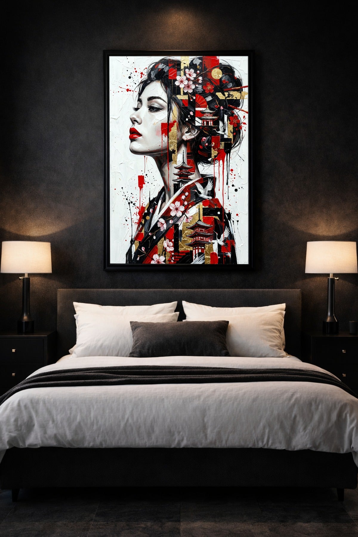 Gedrucktes Japan Wandbild über einem Bett im dunklen Schlafzimmer, mit Frauenportrait im Profil, roten Lippen, Sakura, Kranichen und Goldakzenten.