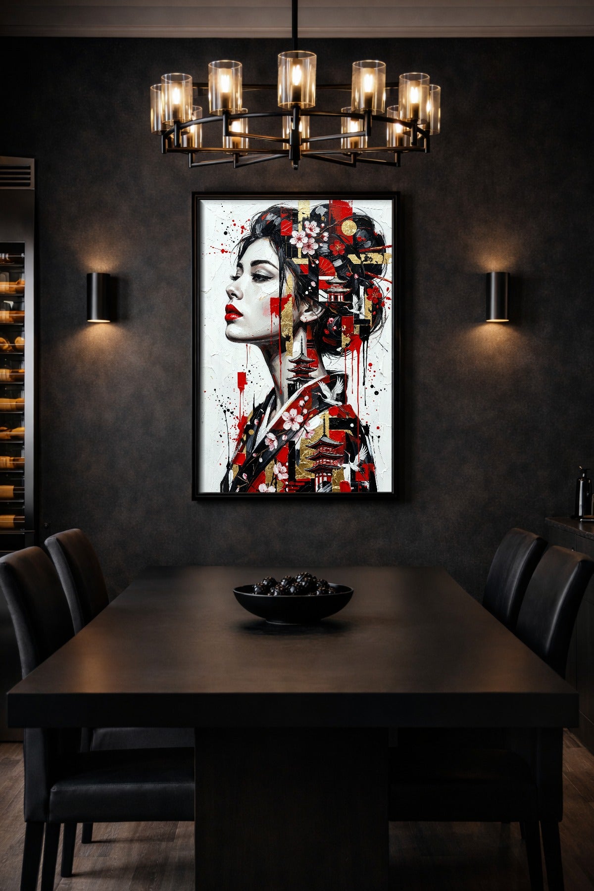 Ausdrucksstarkes digitales Geisha-Poster im abstrakten Stil mit roten Lippen, Kranichen, Kirschblüten und feinen goldenen Details auf Weiß. Poster hängt in einem schwarzen Rahmen gerahmt in einem Esszimmer an der Wand.