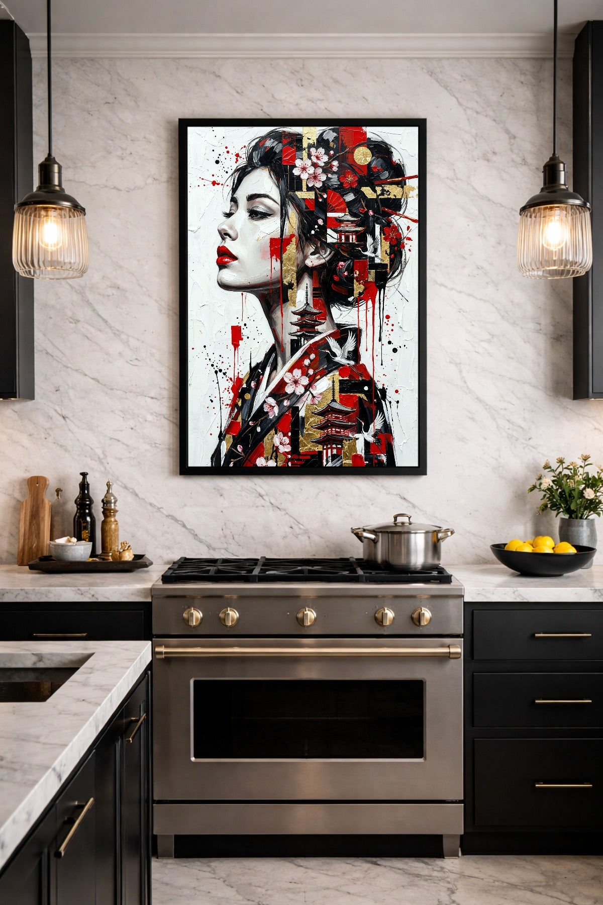 Dekoratives Hochformat-Poster mit modernem Geisha-Porträt, roten Lippen, floralen Sakura-Elementen, Kranichen und goldener Verzierung. Das Poster hängt in einem schwarzen Bilderrahmen in einer Küche über dem Herd.