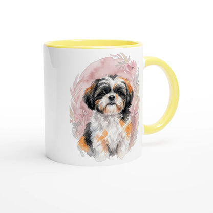 Weiße Keramiktasse mit schwarzem Henkel und schwarzer Innenseite, bedruckt mit einer aquarellartigen Illustration eines Shih Tzu Hundes vor einem zarten, rosa-blumigen Hintergrund.