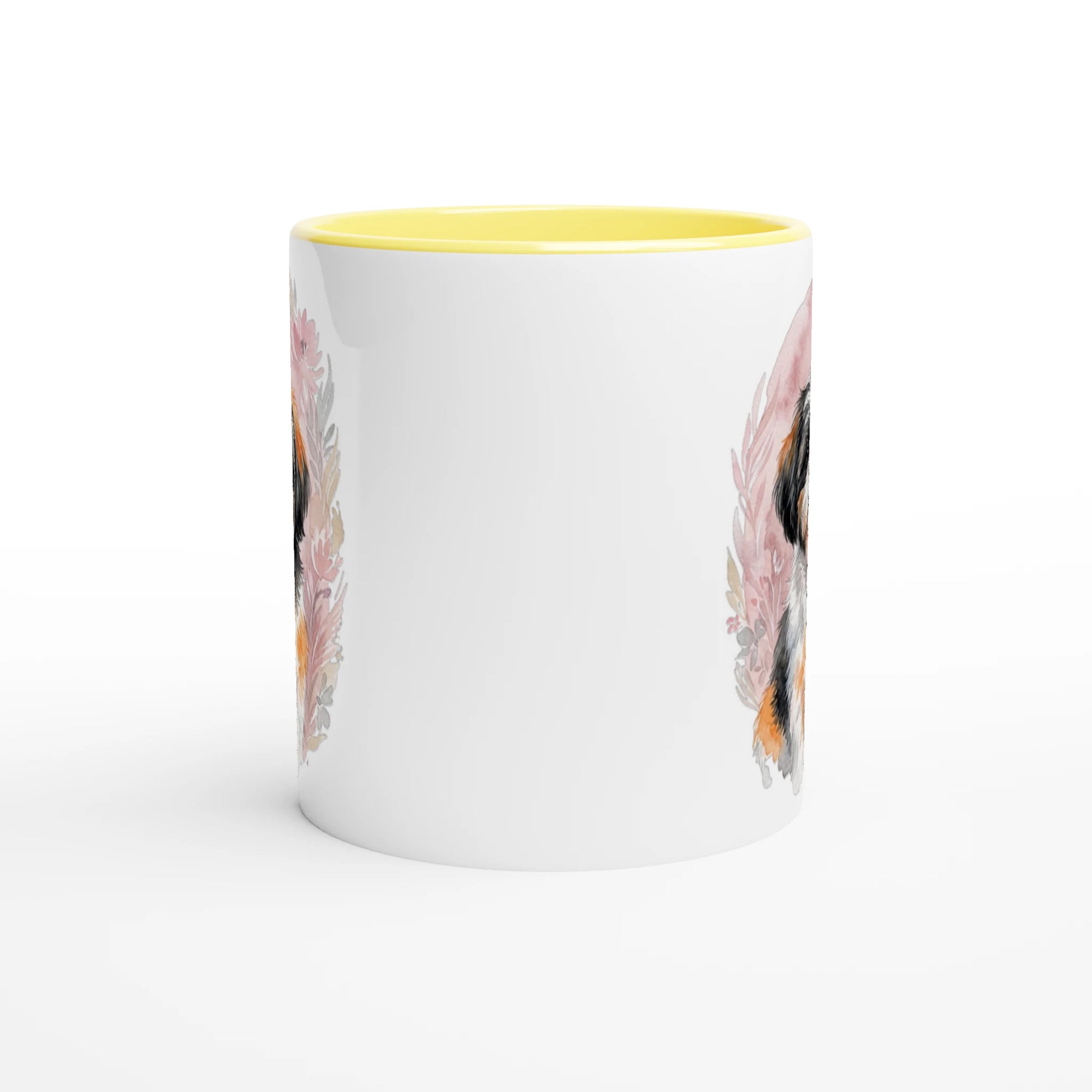 Weiße Keramiktasse mit schwarzem Henkel und schwarzer Innenseite, bedruckt mit einer aquarellartigen Illustration eines Shih Tzu Hundes vor einem zarten, rosa-blumigen Hintergrund.