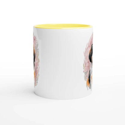 Weiße Keramiktasse mit schwarzem Henkel und schwarzer Innenseite, bedruckt mit einer aquarellartigen Illustration eines Shih Tzu Hundes vor einem zarten, rosa-blumigen Hintergrund.