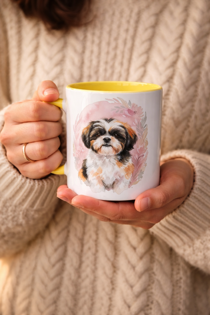 Weiße Keramiktasse mit schwarzem Henkel und schwarzer Innenseite, bedruckt mit einer aquarellartigen Illustration eines Shih Tzu Hundes vor einem zarten, rosa-blumigen Hintergrund.