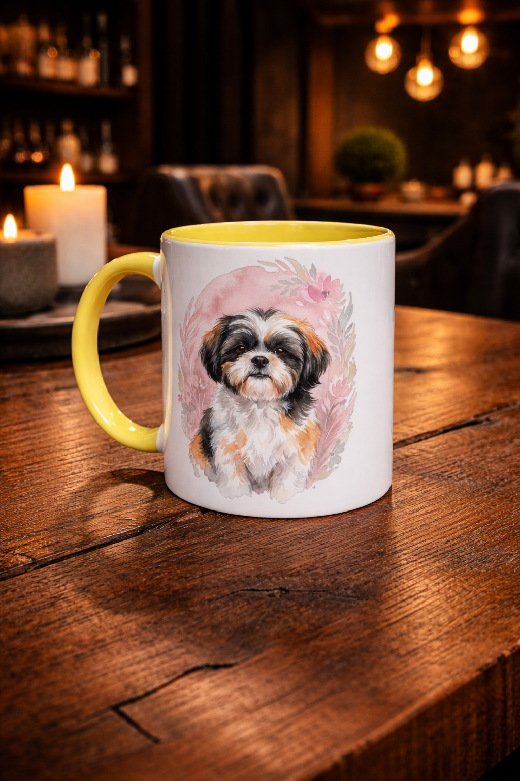 Weiße Keramiktasse mit schwarzem Henkel und schwarzer Innenseite, bedruckt mit einer aquarellartigen Illustration eines Shih Tzu Hundes vor einem zarten, rosa-blumigen Hintergrund.