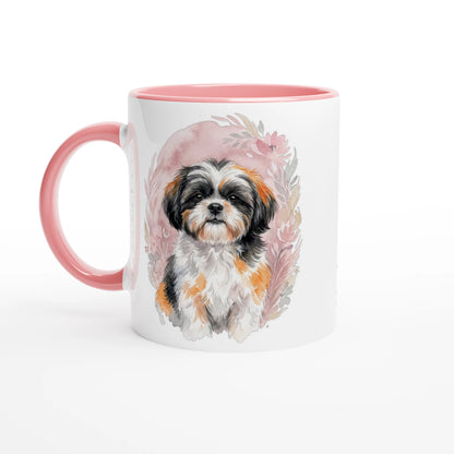 Weiße Keramiktasse mit schwarzem Henkel und schwarzer Innenseite, bedruckt mit einer aquarellartigen Illustration eines Shih Tzu Hundes vor einem zarten, rosa-blumigen Hintergrund.